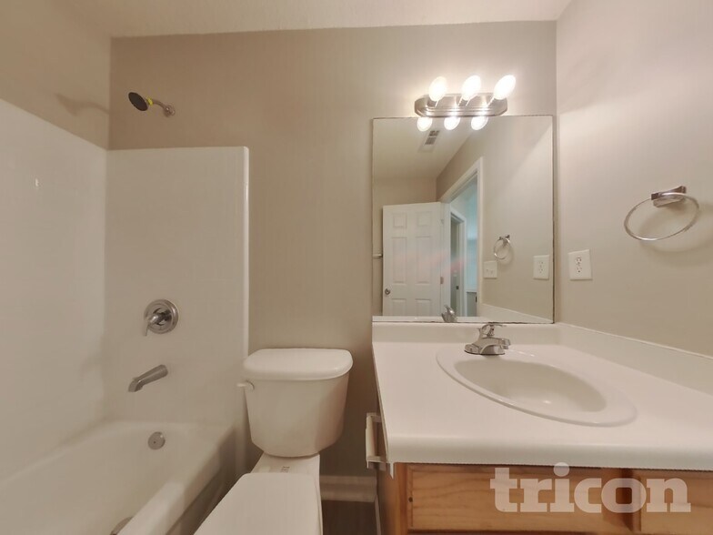 Building Photo - 411 Yarrow Way
