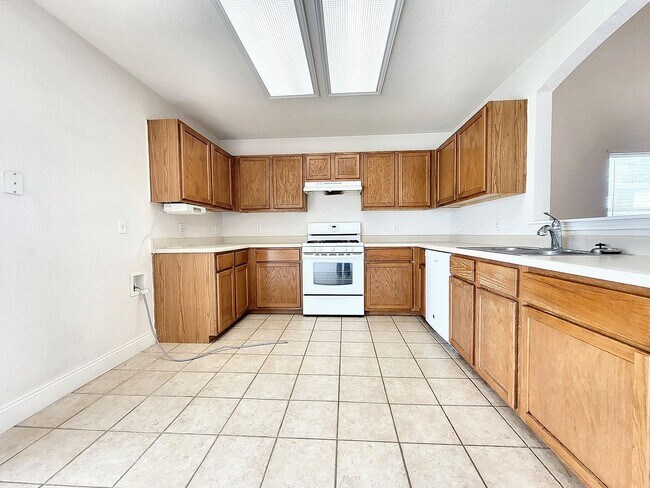 Building Photo - Charming 3/BR 2.5/BA Home with Bright Inte...