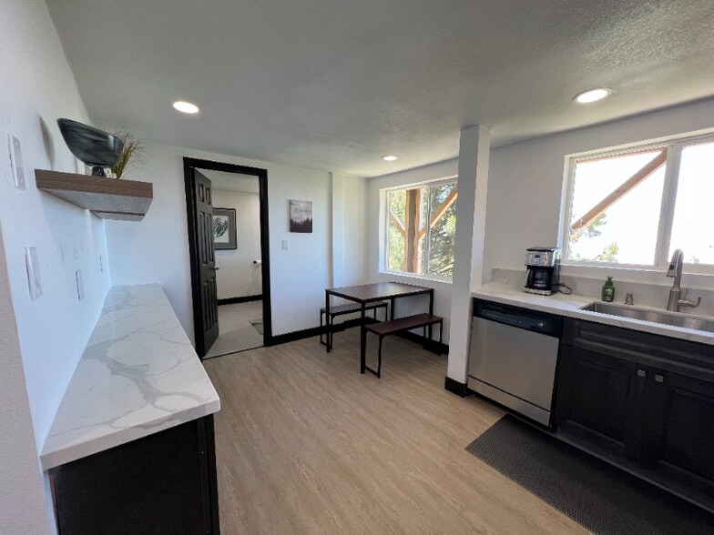 Building Photo - 1960 Willow Dr