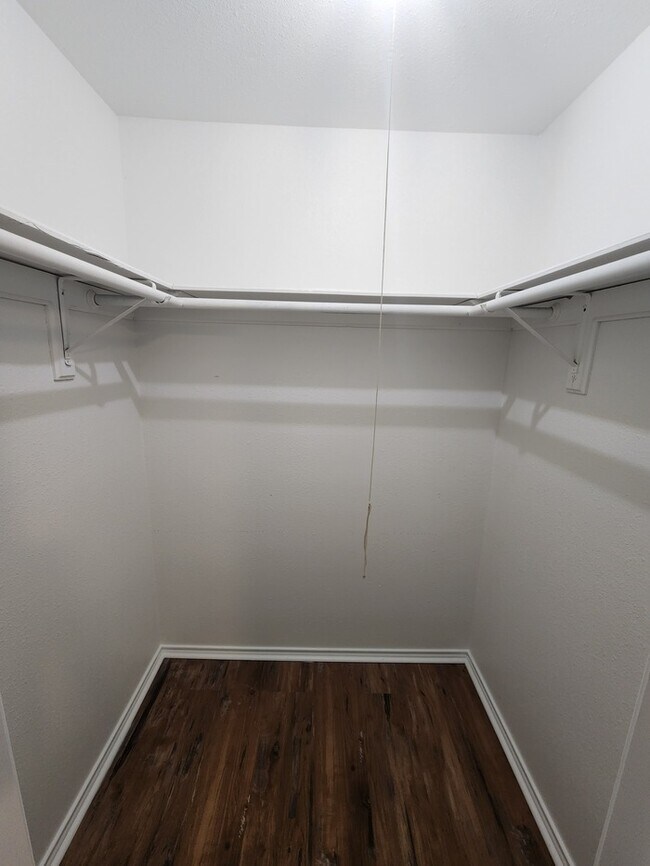 Building Photo - 3 bed 2 bath 2 car garage!