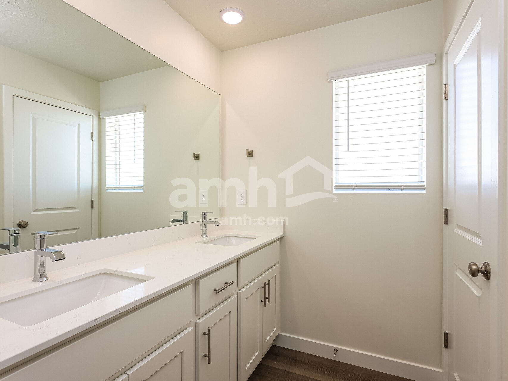 Building Photo - 1376 W Mahogany St