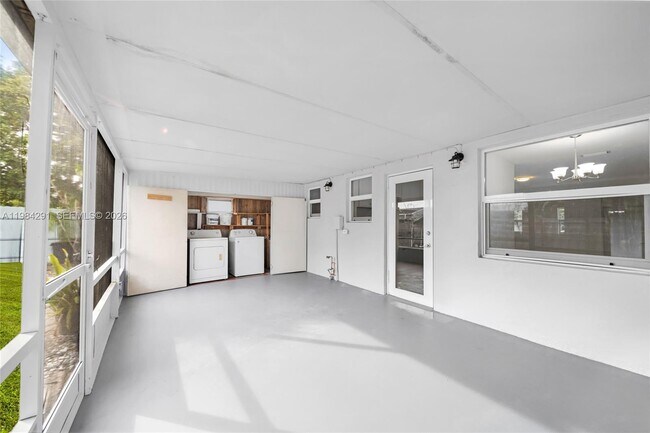 Building Photo - 27 Suffolk Ave