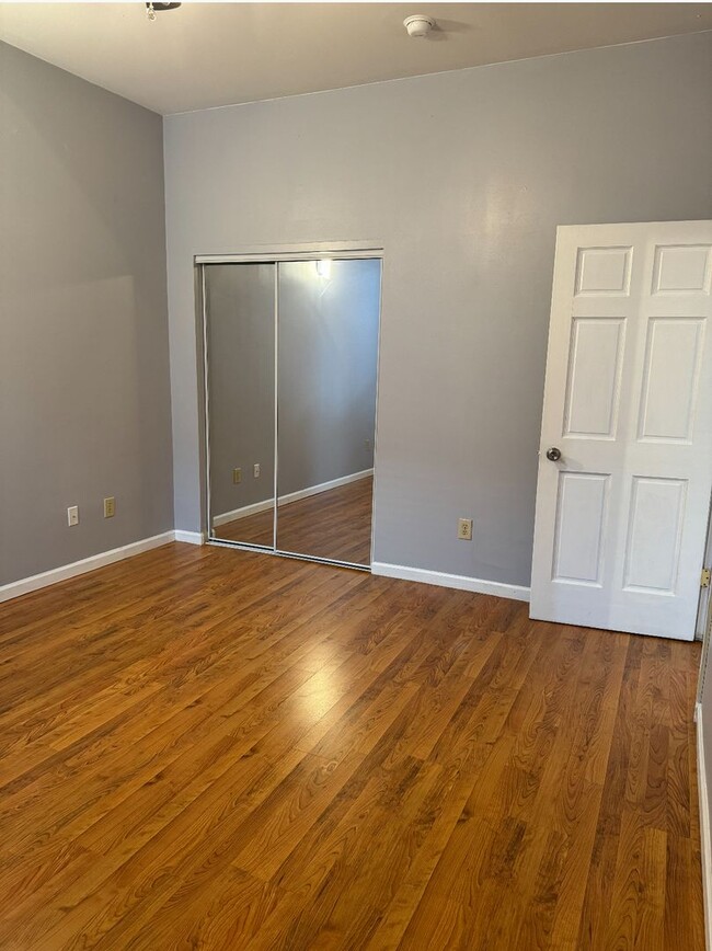 Building Photo - 2 bedrooms center of Downtown!