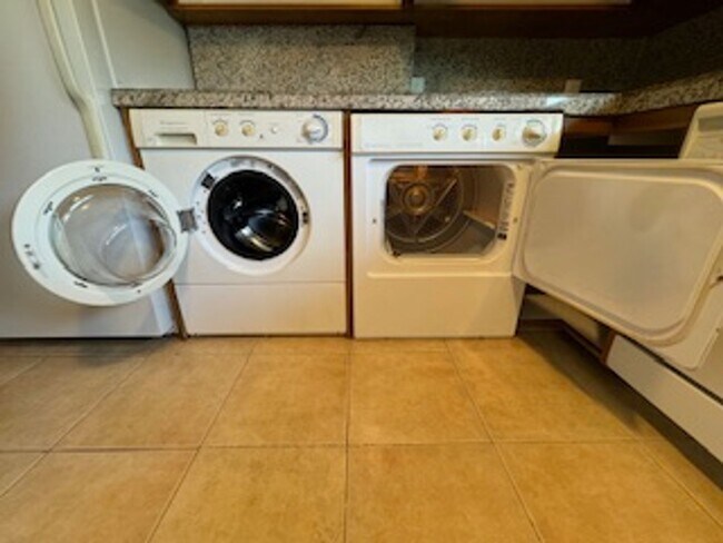 Building Photo - GORGEOUS Avenues Home!!!