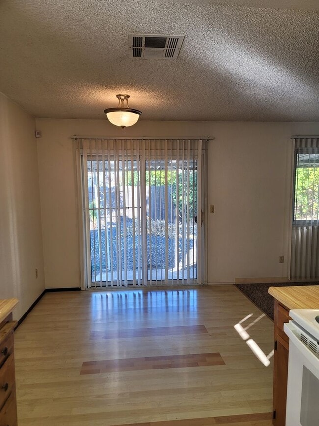 Building Photo - 1031 Fallbrook Dr