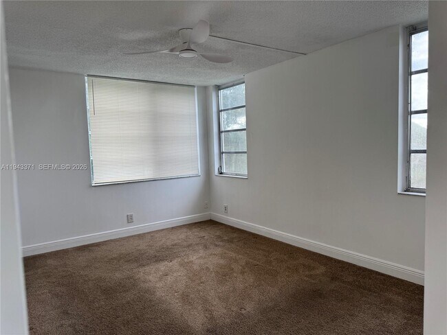 Building Photo - 1831 Sabal Palm Dr