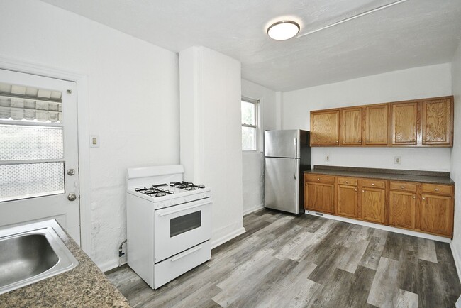 Building Photo - Updated 3 bed/1 bath House with garage!