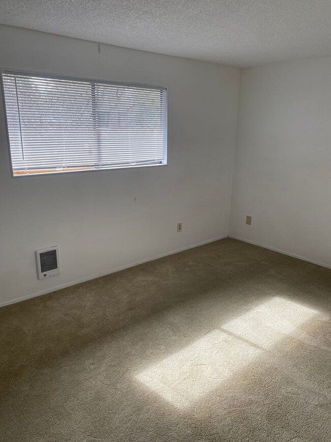 Building Photo - Woodhill Ave (237)