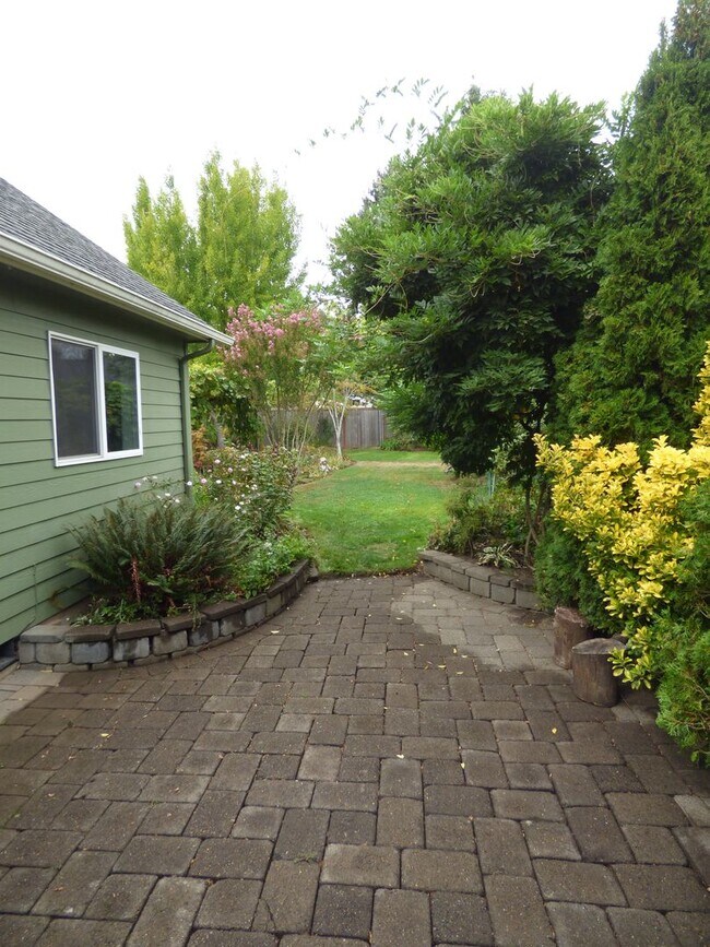 Building Photo - Rent Special: 1/2 Off January's Rent!