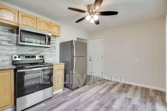 Building Photo - 9609 Helmsley Way