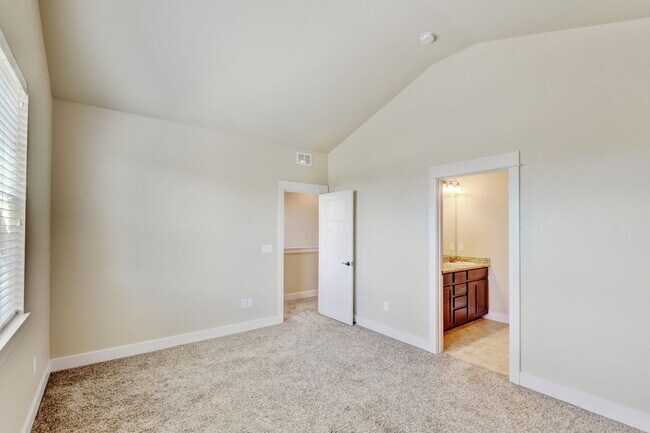 Building Photo - 2107 Sandbur Dr