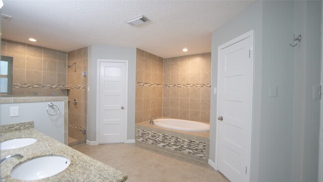 Building Photo - 3406 Deerwood Ln