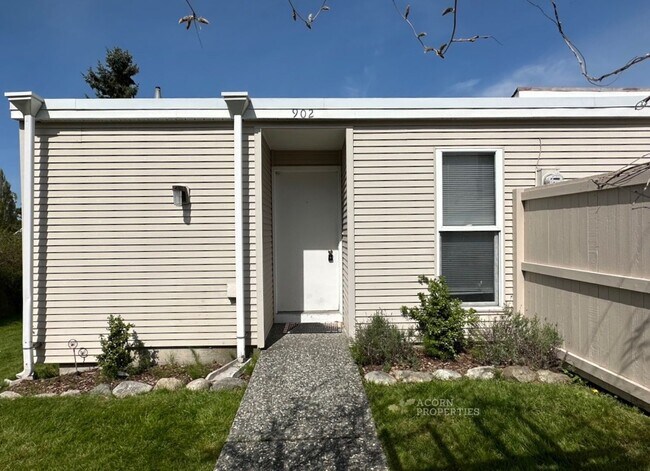 Building Photo - 902 NE Lindsay St