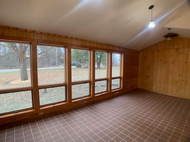 Building Photo - 3 BR/2 BA Single-Family Home With Lake Min...