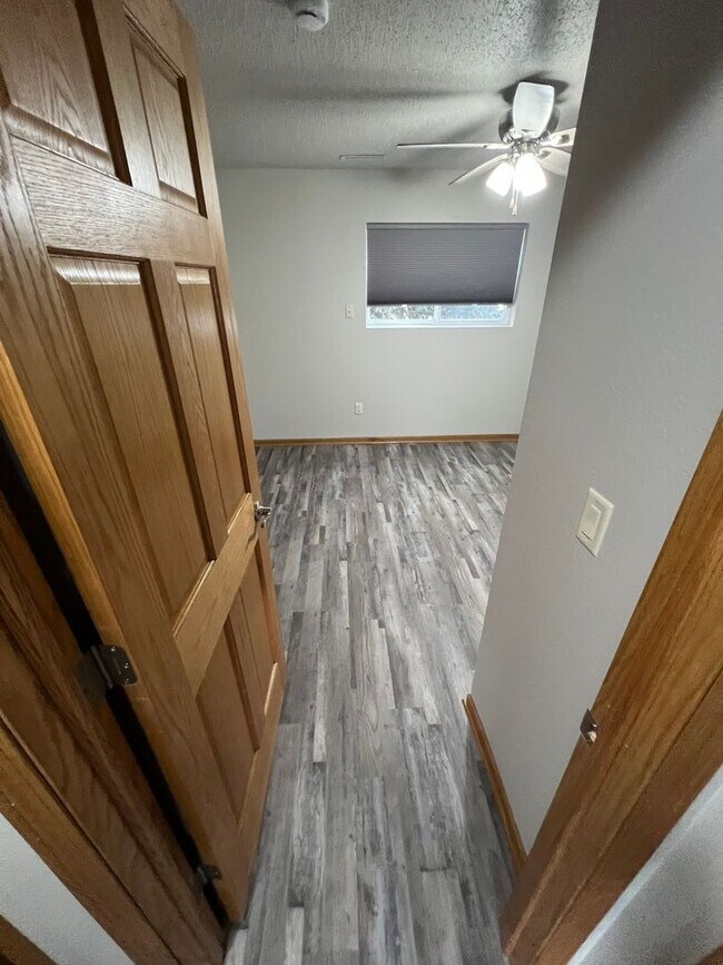 Building Photo - Garden-level 3 bedroom unit close to Sawyer Elementary