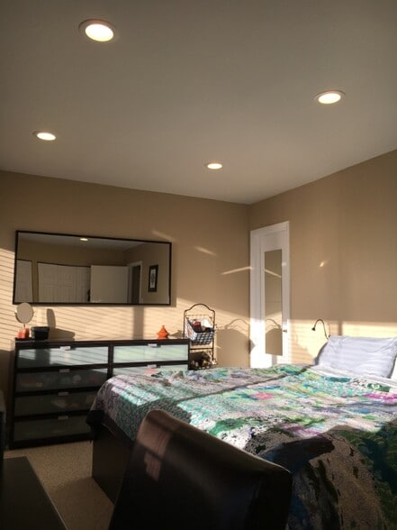 Building Photo - 2108 S Quincy St