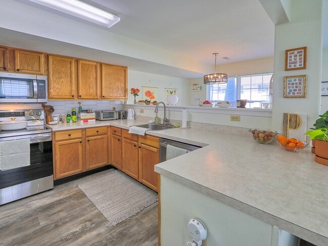 Building Photo - Year-round rental - 4 br 2.5 ba Twin Home in Seabright Village – East of Route 1