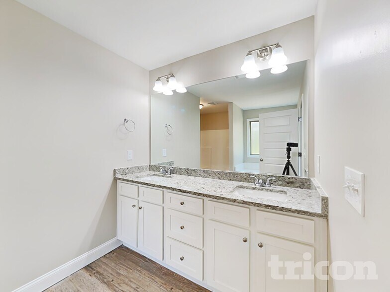 Building Photo - 821 Crescent Way