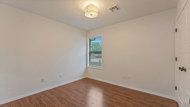 Building Photo - "Dog-friendly and Cozy Home Close To UofArk"