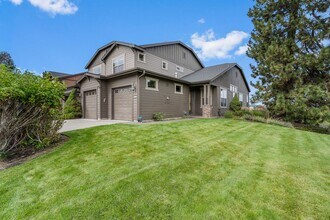 Building Photo - 3 Bed 2.5 bath plus Office/den-Townhome-Ri...