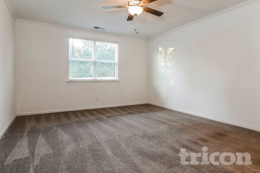 Building Photo - 173 Everett Sq