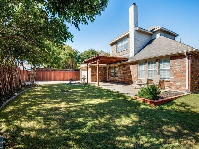 Building Photo - Gorgeous 1.5 story home with media equipment
