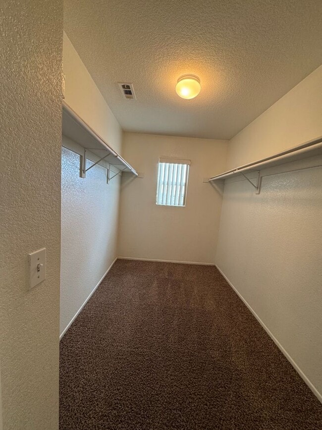 Building Photo - Spacious 3 Bedroom Home in Victorville