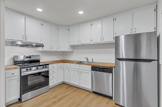 Building Photo - 3112 SW Grand Ct