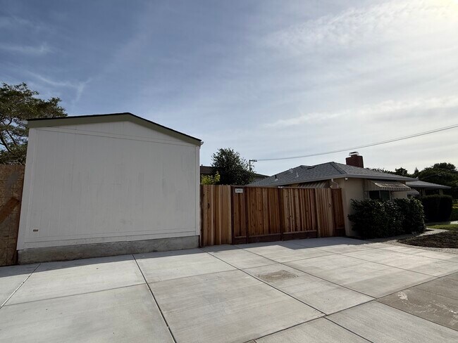 Building Photo - 2490 Bailey Ave