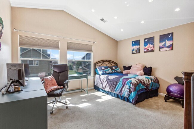 Building Photo - 3 Bedroom, 3 Bth Townhome with 2 Car Garage