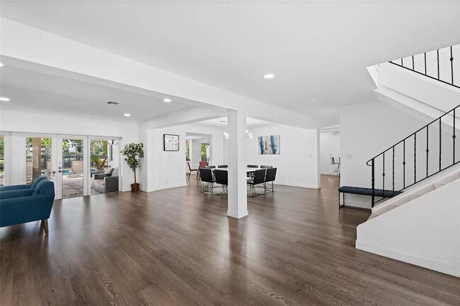 Building Photo - 413 Holiday Dr