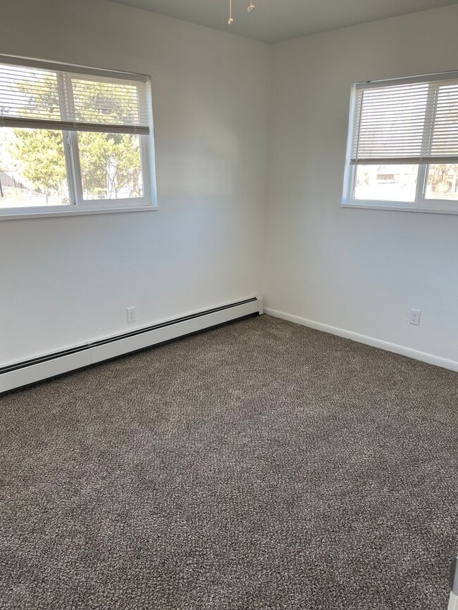 Building Photo - Updated 3 Bed, 1 Bath Upper Unit in Greeley!