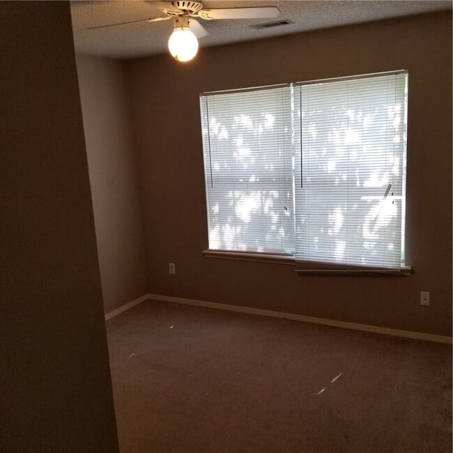 Building Photo - 1827 N Pine Crest Ave