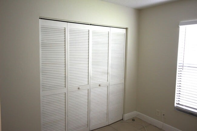 Building Photo - 1513 Lake Crystal Dr