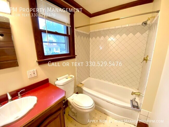 Building Photo - 837 Parkview St NE