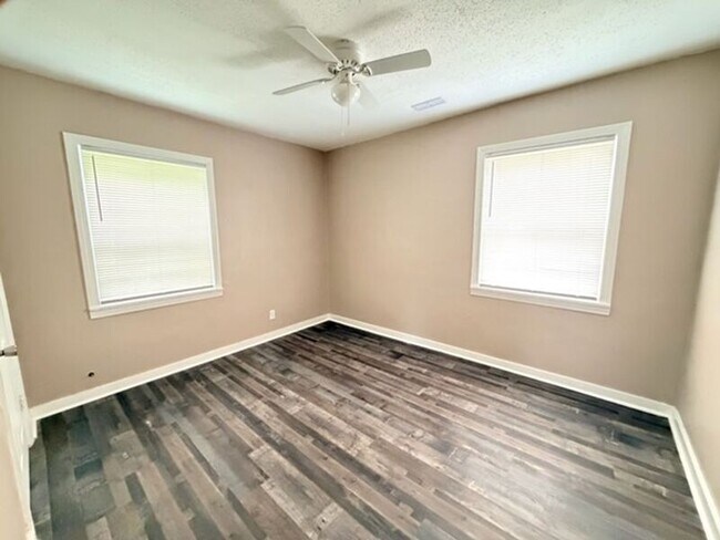 Building Photo - 1600 Holbrook Ave