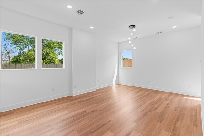 Building Photo - 6186 Eastland St