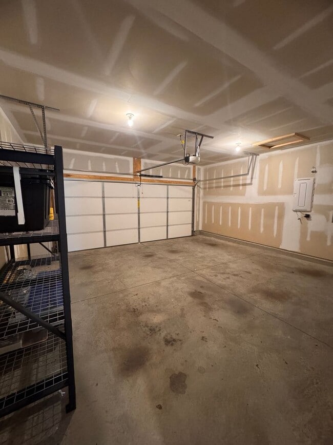 Building Photo - 4BR 2.5Bath Beauty in High Point