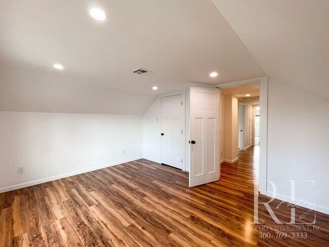 Building Photo - 3BR Bremerton Home with Vintage Charm & Mo...