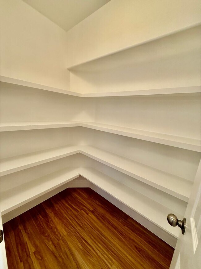 Building Photo - Redone Lexington Hills Townhome