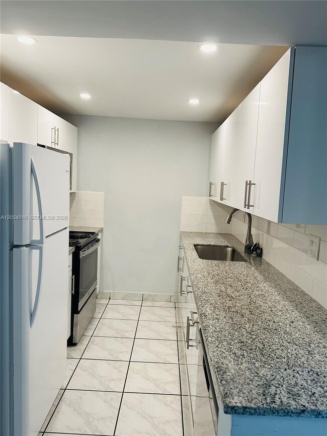 Building Photo - 9354 SW 77th Ave