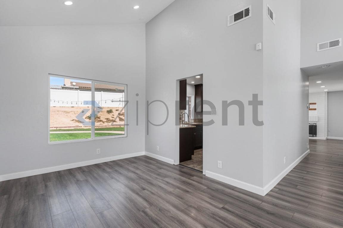Building Photo - Unit