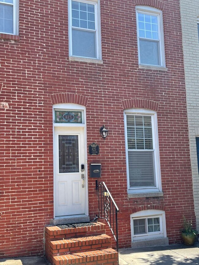 Building Photo - Charming 2 Bedroom/3.5 Bathroom Townhome i...