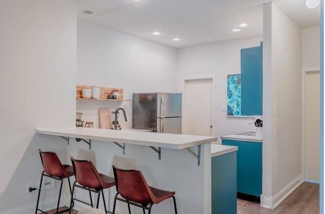 Building Photo - 1704 S Akard St