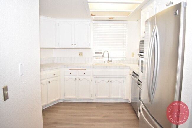 Building Photo - Charming 3-Bedroom Condo in the Heart of L...