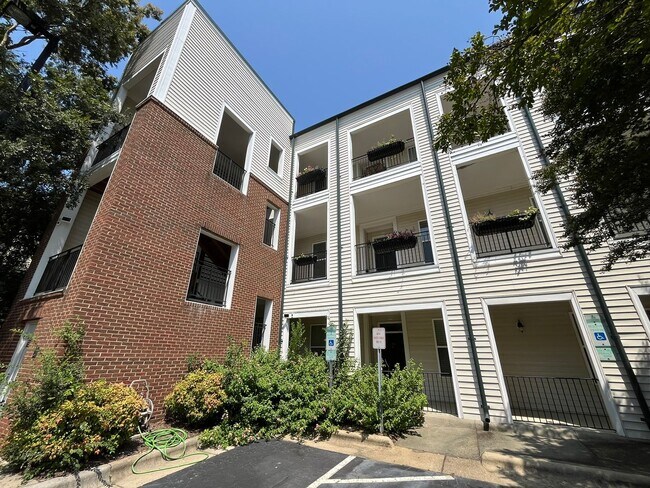 Building Photo - Spacious 2BD, 2BA Condo in a Prime Locatio...