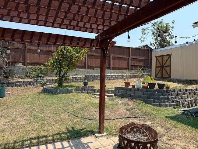 Building Photo - 3 Bedroom 2 Bathroom House Available Septe...