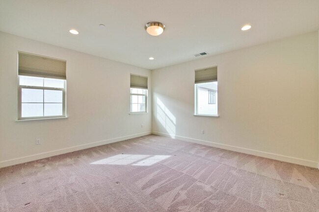 Building Photo - Gorgeous Santa Clara Home with Pool, EV Ho...
