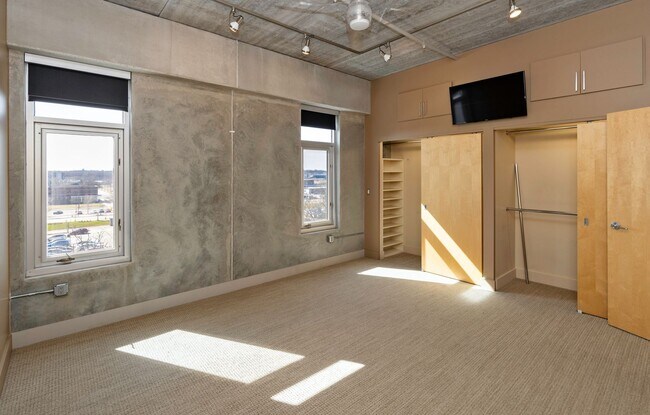 Building Photo - 309 E 5th St