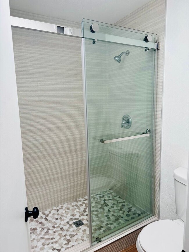 Building Photo - Remodelled 3/3 Townhome For Rent in Huntington Harbor!